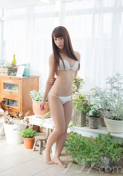 19岁清纯美女除了有花样的年龄，还有稚嫩的眼神，如此楚楚动人怎叫人不怜惜。特别拍摄了一组19岁清纯美女私房写真照，雪嫩的肌肤加上玲珑的曲线，堪称最美丽的画面。