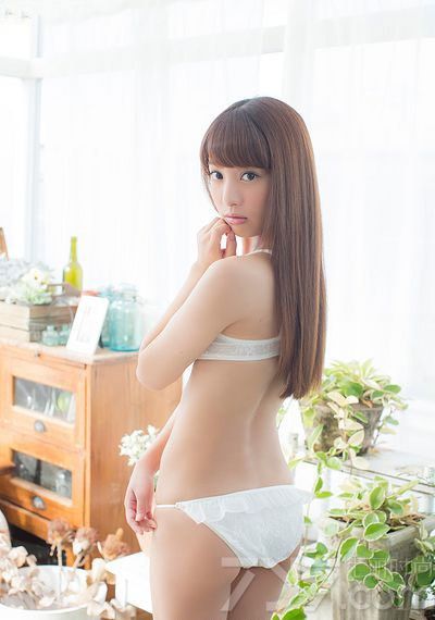 19岁清纯美女除了有花样的年龄，还有稚嫩的眼神，如此楚楚动人怎叫人不怜惜。特别拍摄了一组19岁清纯美女私房写真照，雪嫩的肌肤加上玲珑的曲线，堪称最美丽的画面。