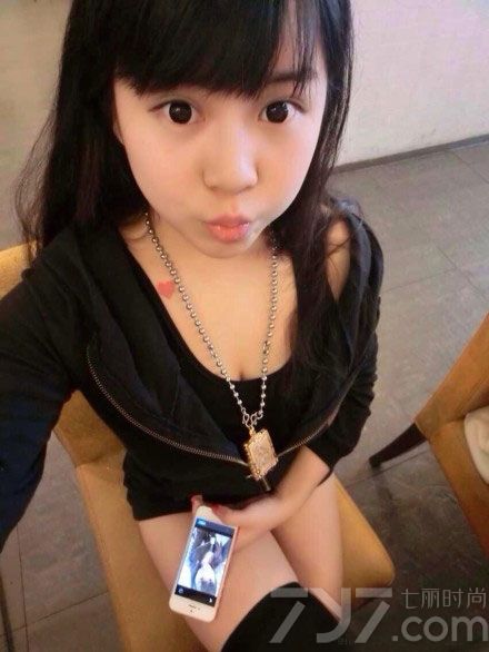 小孽后改名小囍，女，著名游戏声优，喜欢摄影拍照。虽然她甜腻柔软的声音为其赢得了不少忠实听众,但“童颜巨乳”才是她真正的招牌利器。下面就一起来看看她的性感自拍照吧，白皙粉嫩绝对令人发狂哟！