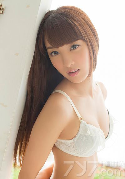 19岁清纯美女除了有花样的年龄，还有稚嫩的眼神，如此楚楚动人怎叫人不怜惜。特别拍摄了一组19岁清纯美女私房写真照，雪嫩的肌肤加上玲珑的曲线，堪称最美丽的画面。