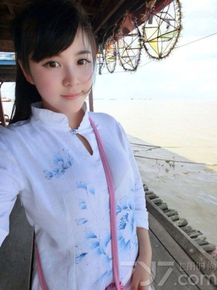 小孽后改名小囍，女，著名游戏声优，喜欢摄影拍照。虽然她甜腻柔软的声音为其赢得了不少忠实听众,但“童颜巨乳”才是她真正的招牌利器。下面就一起来看看她的性感自拍照吧，白皙粉嫩绝对令人发狂哟！