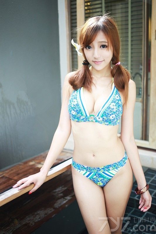 2014年ChinaJoy正在上海如火如荼的举行，最大的看点可谓是Showgirl们了，个个豪乳长腿，下面带来火辣性感美女诱惑内衣写真图片，大秀事业线诱惑十足，不管是白色的碎花内衣，还是蓝色的碎花泳衣都可以Hold住，宅男们千万不能错过哦！