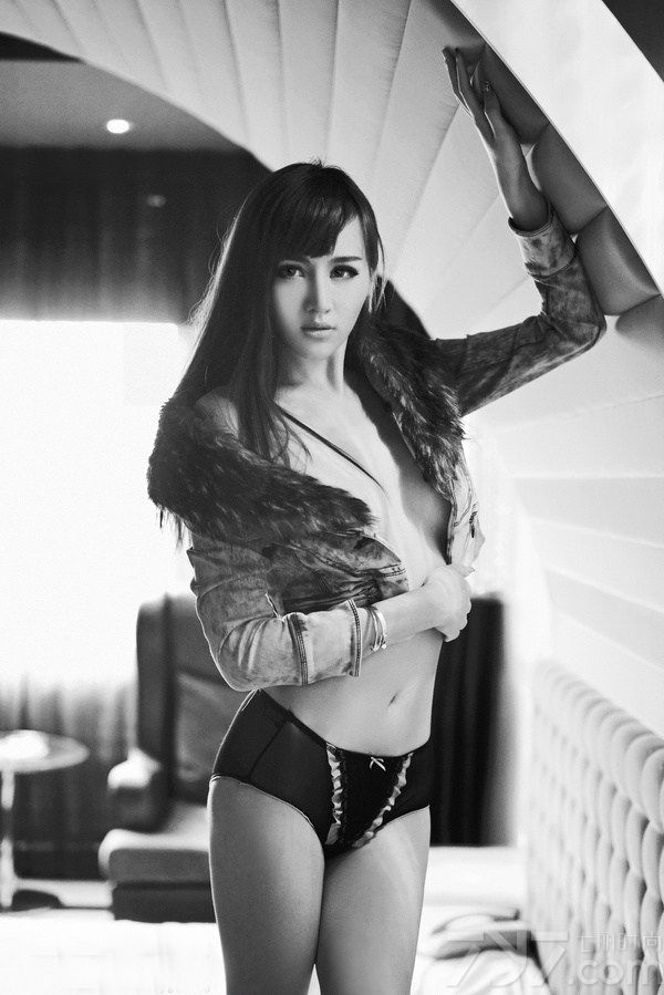 蕾丝是漂亮美女生活中不可缺少的元素。今天为大家分为一组性感蕾丝内衣模特美女图片，光滑细腻的肌肤，身穿黑色蕾丝内衣套装，露出圆润丰胸与修长美腿，将自己性感诱人的一面表现淋漓尽致。