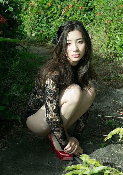 1992年出生的美女足立梨花有着甜美的长相和清纯的笑容，丰满的身材让她越发的性感撩人。穿着黑色内衣的她有着无法形容的诱惑力，凹凸有致的身材在蕾丝的衬托下更是若隐若现的完美。