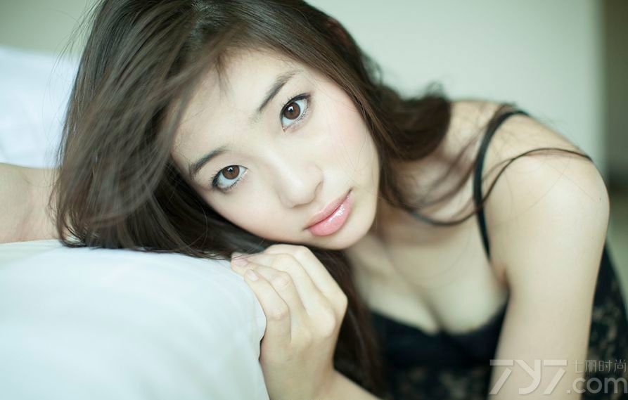 1992年出生的美女足立梨花有着甜美的长相和清纯的笑容，丰满的身材让她越发的性感撩人。穿着黑色内衣的她有着无法形容的诱惑力，凹凸有致的身材在蕾丝的衬托下更是若隐若现的完美。