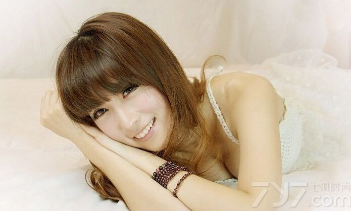 这组性感美女泳装诱惑写真图片，充满了窒息魅力的比基尼内衣，在泳池中尽显妖娆之美。特别是白皙肌肤以及浑圆丰胸都是诱人的焦点，性感长腿以及不经意展示的妩媚表情更令人难以抵挡魅力入侵，分享性感美女泳装写真图片，诱惑凹凸有致惹人致命。