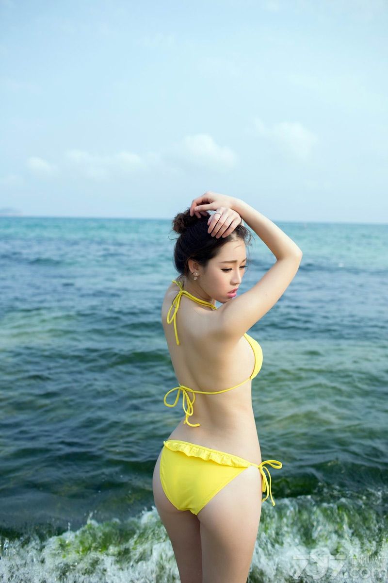 性感美女身着柠檬黄比基尼秀S曲线。妖娆身姿妩媚诱惑，丰乳肥臀烈焰红唇，魅力挡不住,性感又撩人。又一大波妹子向着各位袭来，慢慢享受。