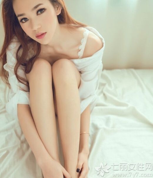 这组绝色美女室内性感写真图片，宛如女神一样各种慵懒妩媚的动作令人怦然心动，加上穿着性感白色内衣以及在白衬衣的映衬下，显得更为诱人妩媚，白皙肌肤以及长腿都是秒杀宅男的武器，分享绝色美女性感裸色图片，不一样的致命魅力更诱人。