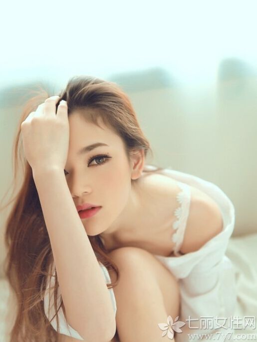 这组绝色美女室内性感写真图片，宛如女神一样各种慵懒妩媚的动作令人怦然心动，加上穿着性感白色内衣以及在白衬衣的映衬下，显得更为诱人妩媚，白皙肌肤以及长腿都是秒杀宅男的武器，分享绝色美女性感裸色图片，不一样的致命魅力更诱人。