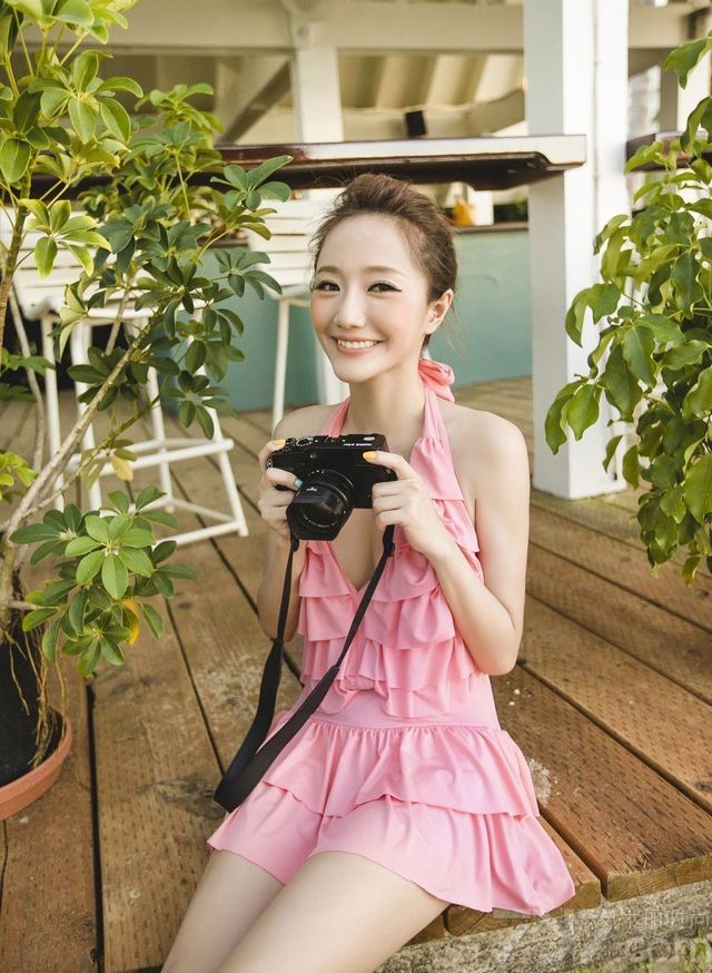 盛夏的季节，沙滩海水比基尼最具诱惑力。今天为大家分享一组超清纯美少女图片，甜美的笑容，清纯的长相，身穿各式各样的比基尼，在沙滩上大秀完美身姿，青春洋溢令人向往。