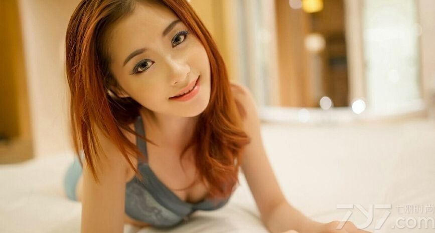 这组性感美女室内写真图片，纯白色的少女的情结除了清纯唯美之外，不经意展示出来的诱惑气息反而更显致命诱人，白皙肌肤、完美性感身材以及浑圆丰胸都是诱人的焦点，分享性感美女室内写真图片，白色少女诱惑最是致命。