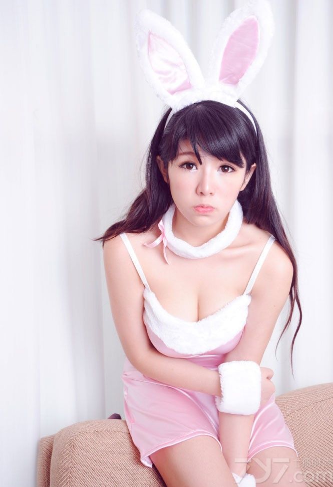 性感兔女郎诱惑写真。身穿粉嫩吊带裙露出白皙嫩滑的肌肤，吊带随意垂落，半露丰满酥胸，诱惑迷人。呆萌的表情让人心生犹怜，可爱的兔耳朵甜美可人。