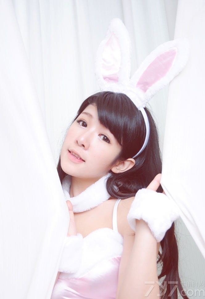 性感兔女郎诱惑写真。身穿粉嫩吊带裙露出白皙嫩滑的肌肤，吊带随意垂落，半露丰满酥胸，诱惑迷人。呆萌的表情让人心生犹怜，可爱的兔耳朵甜美可人。