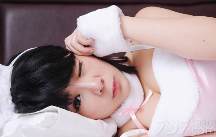 性感兔女郎诱惑写真。身穿粉嫩吊带裙露出白皙嫩滑的肌肤，吊带随意垂落，半露丰满酥胸，诱惑迷人。呆萌的表情让人心生犹怜，可爱的兔耳朵甜美可人。