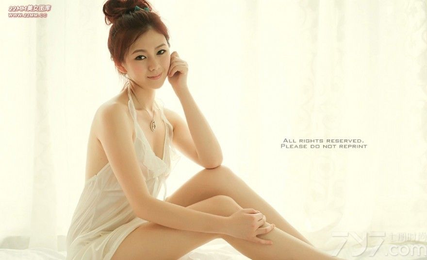 琪琪公开私房美照，身着白色丝质睡衣，深V领口，透薄的衣衫，裸露性感的同时也展现出清纯的样貌，两种极差给你视觉享受。