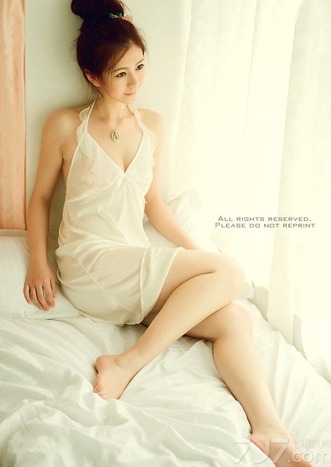 琪琪公开私房美照，身着白色丝质睡衣，深V领口，透薄的衣衫，裸露性感的同时也展现出清纯的样貌，两种极差给你视觉享受。