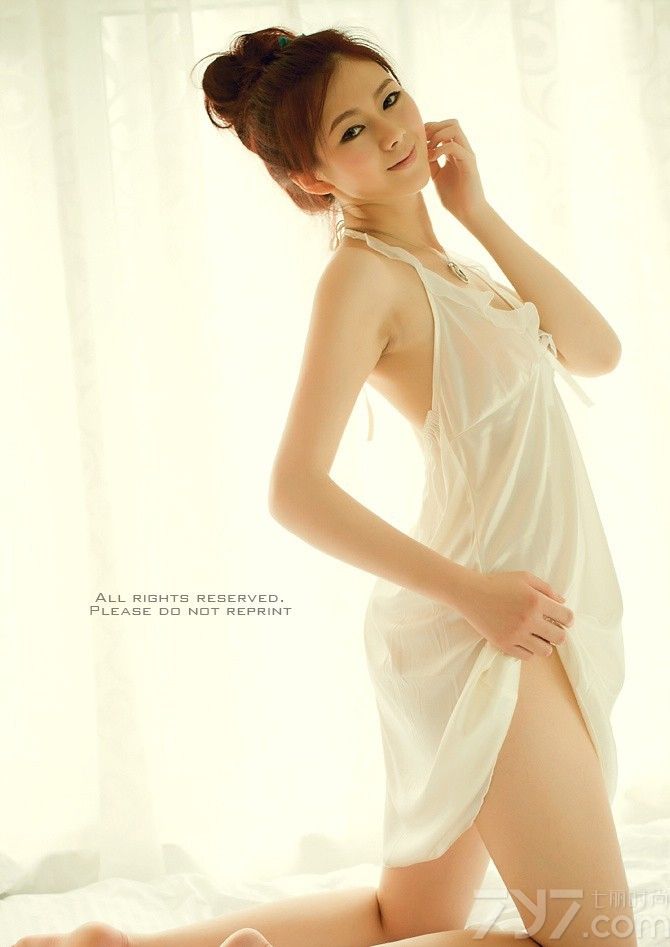 琪琪公开私房美照，身着白色丝质睡衣，深V领口，透薄的衣衫，裸露性感的同时也展现出清纯的样貌，两种极差给你视觉享受。
