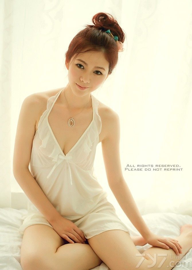 琪琪公开私房美照，身着白色丝质睡衣，深V领口，透薄的衣衫，裸露性感的同时也展现出清纯的样貌，两种极差给你视觉享受。