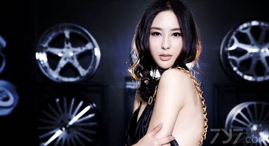 著名车模兽兽拍摄暴力写真，身着深V晚装在大秀凹凸身材和美背，左臂和右腿因伤缠上绷带，痛苦的表情被展现的淋漓尽致，整个写真集若有所指。车模兽兽翟凌暴力写真，深V大秀完美身材。