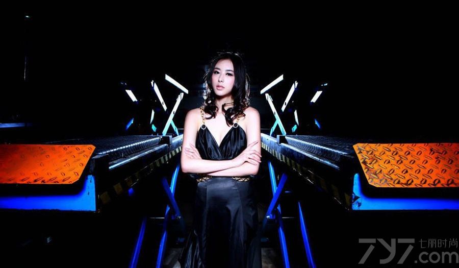 著名车模兽兽拍摄暴力写真，身着深V晚装在大秀凹凸身材和美背，左臂和右腿因伤缠上绷带，痛苦的表情被展现的淋漓尽致，整个写真集若有所指。车模兽兽翟凌暴力写真，深V大秀完美身材。