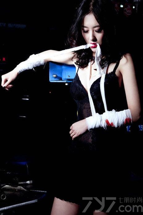 著名车模兽兽拍摄暴力写真，身着深V晚装在大秀凹凸身材和美背，左臂和右腿因伤缠上绷带，痛苦的表情被展现的淋漓尽致，整个写真集若有所指。车模兽兽翟凌暴力写真，深V大秀完美身材。