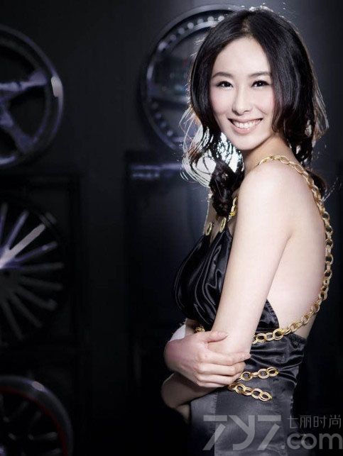 著名车模兽兽拍摄暴力写真，身着深V晚装在大秀凹凸身材和美背，左臂和右腿因伤缠上绷带，痛苦的表情被展现的淋漓尽致，整个写真集若有所指。车模兽兽翟凌暴力写真，深V大秀完美身材。