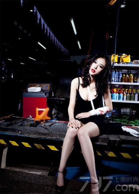 著名车模兽兽拍摄暴力写真，身着深V晚装在大秀凹凸身材和美背，左臂和右腿因伤缠上绷带，痛苦的表情被展现的淋漓尽致，整个写真集若有所指。车模兽兽翟凌暴力写真，深V大秀完美身材。