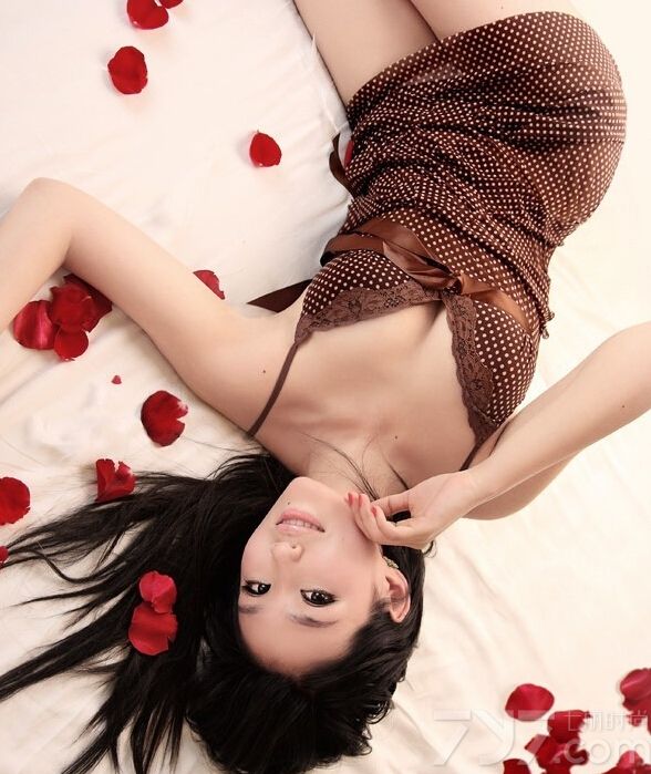 这组绝色美女内衣写真图片，宛如性感女神的致命气息令人怦然心动，完美到性感致命的身材穿着展示出诱惑的比基尼内衣，白皙以及浑圆丰胸令人难以抵挡诱惑入侵，私房内的性感魅力最令人窒息，分享绝色美女内衣写真图片，梦幻般的诱惑更为致命。