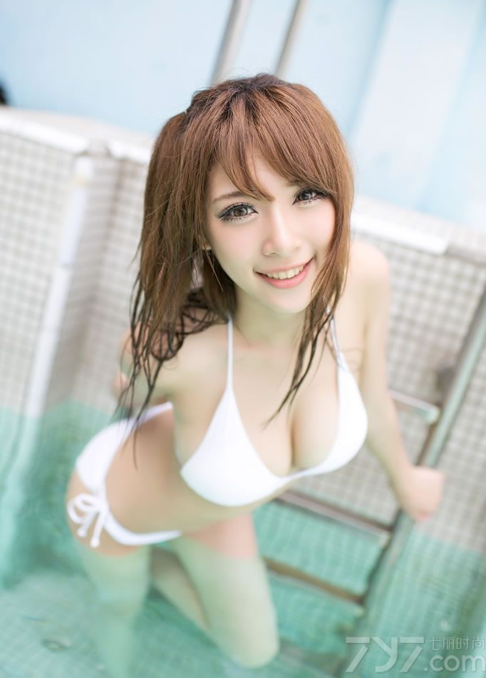 甜美的笑容沁入心田。萝莉般清秀的脸庞和魔鬼般妖娆的身姿，诱惑迷人。丰满双峰粉嫩酥胸与魅力翘臀勾起无数人的遐想。纤细腰身，滑嫩肌肤，让人羡慕不已。