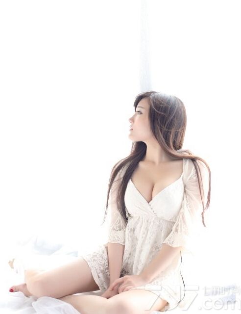 这组动情美女性感室内写真图片，充满极致诱惑的画面令人无法转移视线，特别是自然慵懒与妩媚的表情，最是令人无法抵挡的致命诱惑。加上浑圆白皙美胸以及性感长腿，成为迷晕和秒杀宅男的武器，分享绝色美女性感室内图片，白皙美胸与长腿让宅男致命。