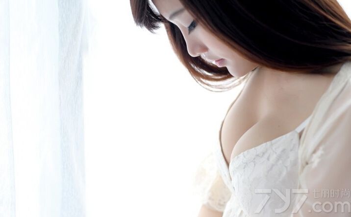 这组动情美女性感室内写真图片，充满极致诱惑的画面令人无法转移视线，特别是自然慵懒与妩媚的表情，最是令人无法抵挡的致命诱惑。加上浑圆白皙美胸以及性感长腿，成为迷晕和秒杀宅男的武器，分享绝色美女性感室内图片，白皙美胸与长腿让宅男致命。