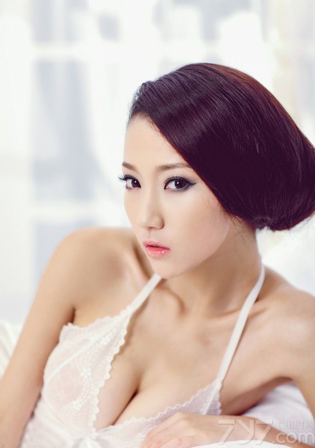 成熟性感女人的私房照相信大家都看的不少，今天为大家换换口味，这组美女私房照一副纯情的样子，让人心生怜爱，身穿挂脖吊带蕾丝睡衣，展现出那白皙阿娜的身姿，妩媚动人令人血口大喷。