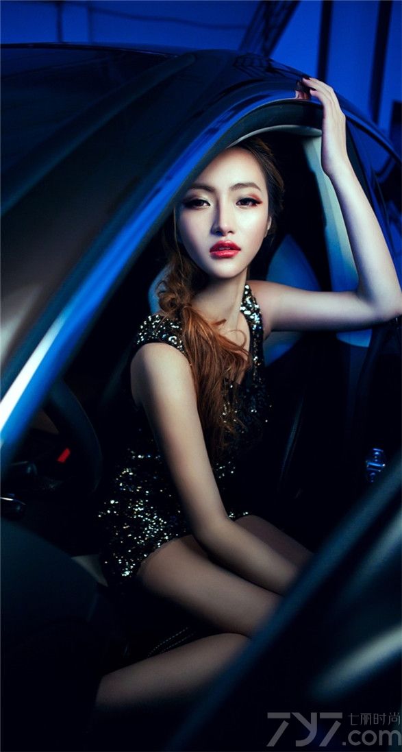 都说香车美女天下无敌，今天为大家分享一组超性感火辣的车模美女图片，狐媚的长相，凹凸有致的身材，身穿黑色亮片背心短裙，在奥迪车前大展风姿，露出白皙修长美腿亮瞎宅男眼球。