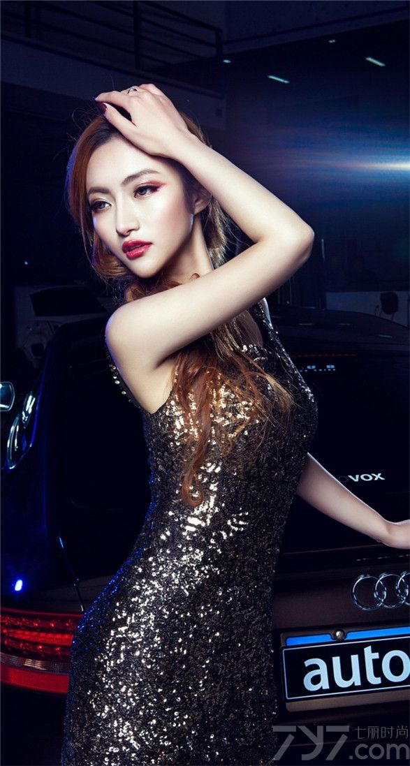 都说香车美女天下无敌，今天为大家分享一组超性感火辣的车模美女图片，狐媚的长相，凹凸有致的身材，身穿黑色亮片背心短裙，在奥迪车前大展风姿，露出白皙修长美腿亮瞎宅男眼球。