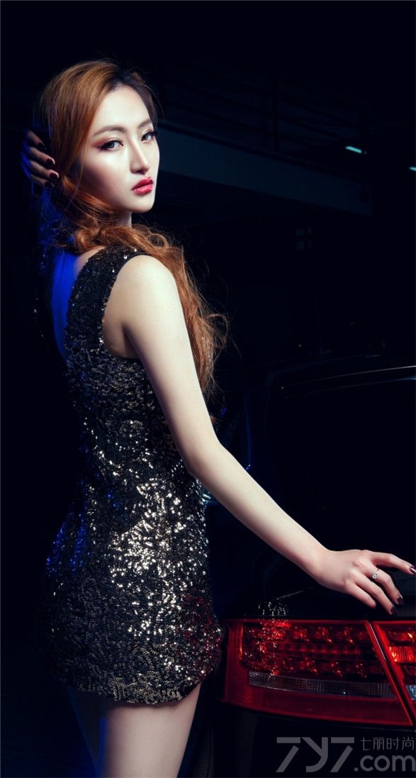 都说香车美女天下无敌，今天为大家分享一组超性感火辣的车模美女图片，狐媚的长相，凹凸有致的身材，身穿黑色亮片背心短裙，在奥迪车前大展风姿，露出白皙修长美腿亮瞎宅男眼球。
