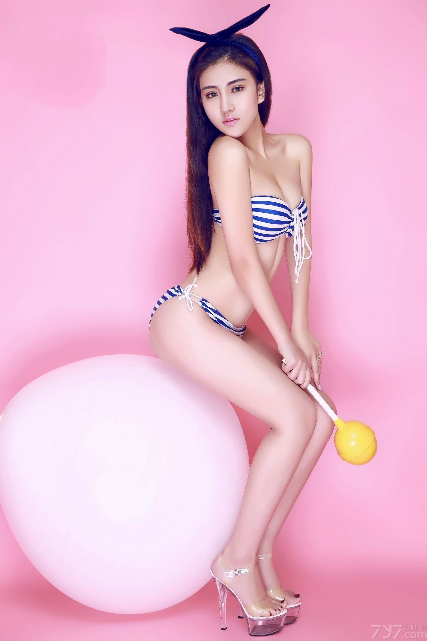 性感魅力的比基尼小姐是一直是盛夏季节的一道亮丽风景线，今天为大家分享一组娇俏迷人的比基尼美女写真，身穿蓝色条纹比基尼，大秀完美好身材，酥胸美腿令宅男们简直无法直视。下面分享娇俏比基尼美女诱惑写真 酥胸美腿扰乱心菲。