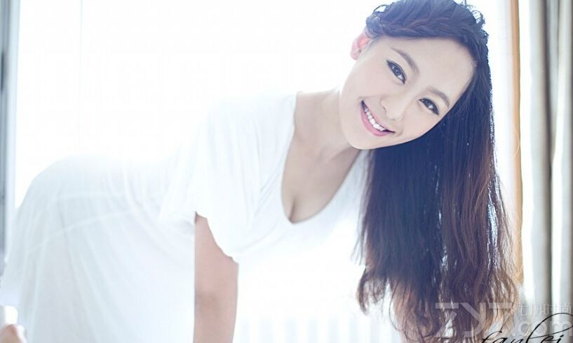 这组绝色美女性感艺术写真图片，既有性感妩媚又有清纯唯美的魅力，特别是穿着白色衬衫，不经意露出的浑圆丰胸瞬间引爆眼球。而穿着白色比基尼内衣的性感画面，白皙肌肤以及诱惑长腿尽显致命诱惑气息。分享绝色美女艺术性感写真图片，美胸长腿展示养眼诱惑。