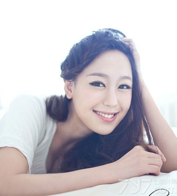 这组绝色美女性感艺术写真图片，既有性感妩媚又有清纯唯美的魅力，特别是穿着白色衬衫，不经意露出的浑圆丰胸瞬间引爆眼球。而穿着白色比基尼内衣的性感画面，白皙肌肤以及诱惑长腿尽显致命诱惑气息。分享绝色美女艺术性感写真图片，美胸长腿展示养眼诱惑。