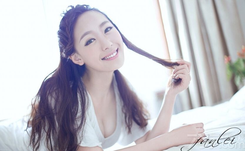 这组绝色美女性感艺术写真图片，既有性感妩媚又有清纯唯美的魅力，特别是穿着白色衬衫，不经意露出的浑圆丰胸瞬间引爆眼球。而穿着白色比基尼内衣的性感画面，白皙肌肤以及诱惑长腿尽显致命诱惑气息。分享绝色美女艺术性感写真图片，美胸长腿展示养眼诱惑。