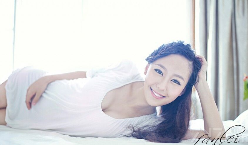 这组绝色美女性感艺术写真图片，既有性感妩媚又有清纯唯美的魅力，特别是穿着白色衬衫，不经意露出的浑圆丰胸瞬间引爆眼球。而穿着白色比基尼内衣的性感画面，白皙肌肤以及诱惑长腿尽显致命诱惑气息。分享绝色美女艺术性感写真图片，美胸长腿展示养眼诱惑。