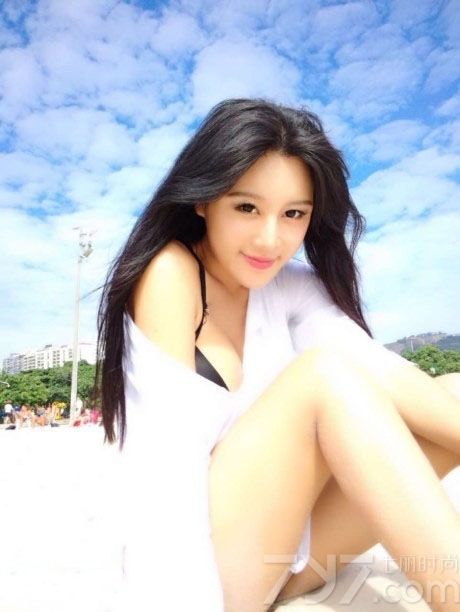 在这个最适合海边度假的季节里，美女与海滩融为一道靓丽的风景。性感比基尼秀在海滩不断上演。这位甜美可人的MM，五官精致，气质清纯。完美的身材曲线无限诱惑。微露的双峰诱惑不已。