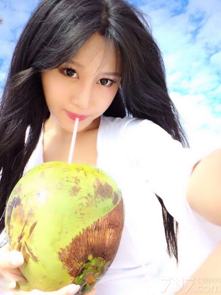 在这个最适合海边度假的季节里，美女与海滩融为一道靓丽的风景。性感比基尼秀在海滩不断上演。这位甜美可人的MM，五官精致，气质清纯。完美的身材曲线无限诱惑。微露的双峰诱惑不已。