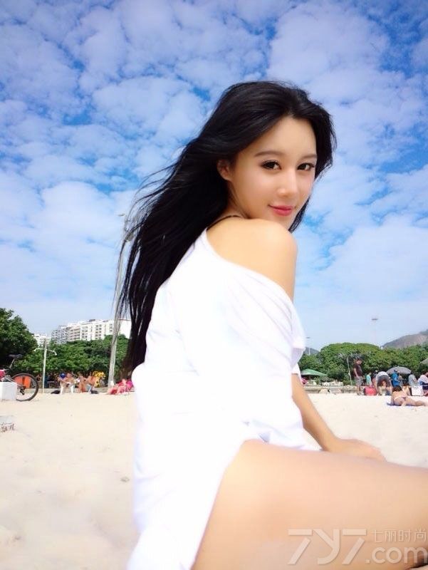 在这个最适合海边度假的季节里，美女与海滩融为一道靓丽的风景。性感比基尼秀在海滩不断上演。这位甜美可人的MM，五官精致，气质清纯。完美的身材曲线无限诱惑。微露的双峰诱惑不已。