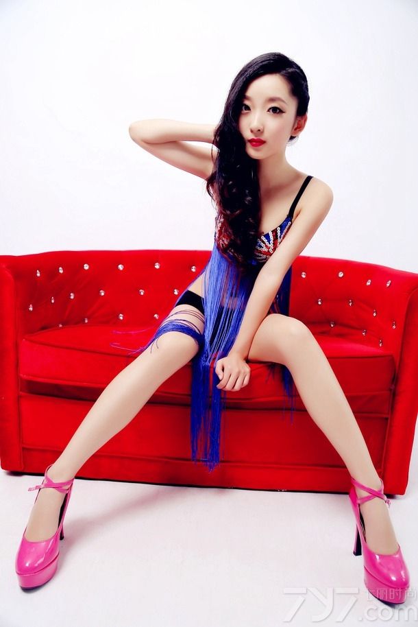 Demi朵朵，原名王佳卉，昵称朵朵，网络红人。她有一张甜美精致的脸孔，如芭比公主般的可爱，并且声音也非常的甜美，她青春、俏丽，年轻又不失性感，成为了网络上很多选美活动的新宠。下面就一起来看看她的性感写真吧！