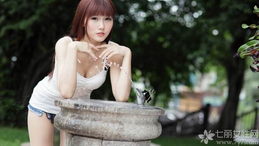 这组极品美女艺术写真性感图片，完美性感的身材以及致命的浑圆丰胸都充满了诱惑魅力，白皙肌肤以及精致面容，加上稍显清纯的妩媚表情，更让人难以抵挡魅力来袭，分享极品美女内衣写真图片，浑圆美胸与香肩的致命诱惑。