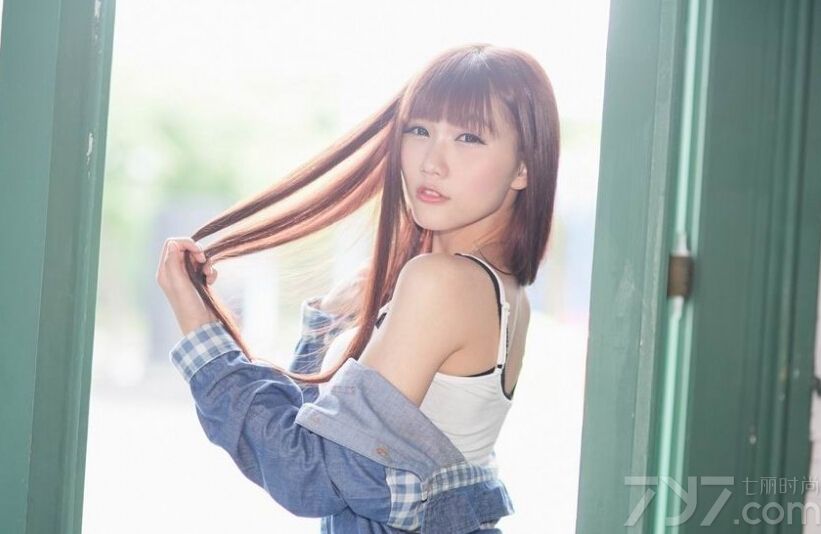 这组极品美女艺术写真性感图片，完美性感的身材以及致命的浑圆丰胸都充满了诱惑魅力，白皙肌肤以及精致面容，加上稍显清纯的妩媚表情，更让人难以抵挡魅力来袭，分享极品美女内衣写真图片，浑圆美胸与香肩的致命诱惑。