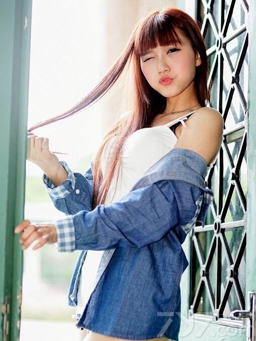 这组极品美女艺术写真性感图片，完美性感的身材以及致命的浑圆丰胸都充满了诱惑魅力，白皙肌肤以及精致面容，加上稍显清纯的妩媚表情，更让人难以抵挡魅力来袭，分享极品美女内衣写真图片，浑圆美胸与香肩的致命诱惑。