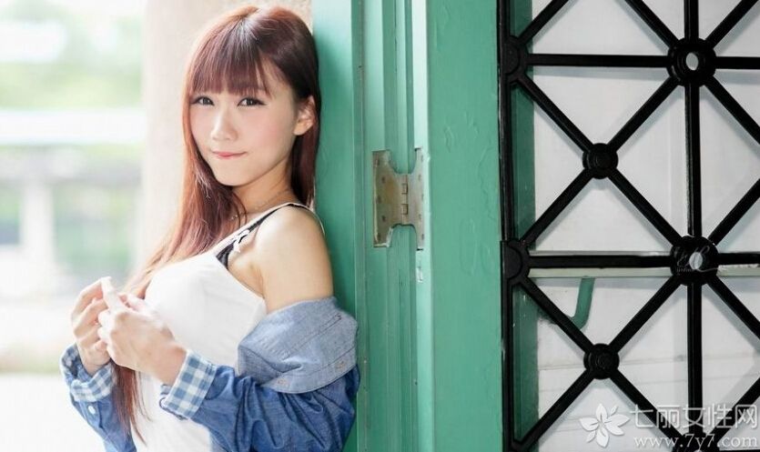 这组极品美女艺术写真性感图片，完美性感的身材以及致命的浑圆丰胸都充满了诱惑魅力，白皙肌肤以及精致面容，加上稍显清纯的妩媚表情，更让人难以抵挡魅力来袭，分享极品美女内衣写真图片，浑圆美胸与香肩的致命诱惑。