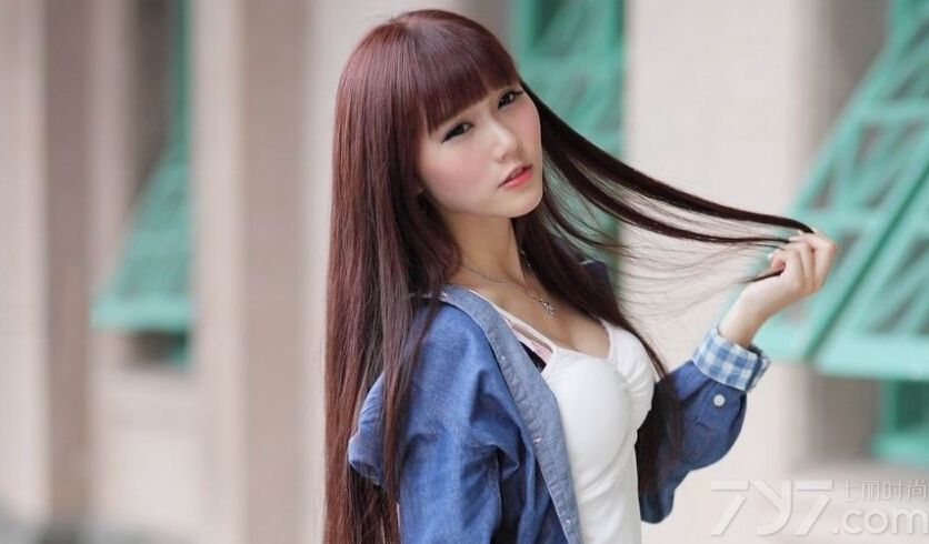 这组极品美女艺术写真性感图片，完美性感的身材以及致命的浑圆丰胸都充满了诱惑魅力，白皙肌肤以及精致面容，加上稍显清纯的妩媚表情，更让人难以抵挡魅力来袭，分享极品美女内衣写真图片，浑圆美胸与香肩的致命诱惑。