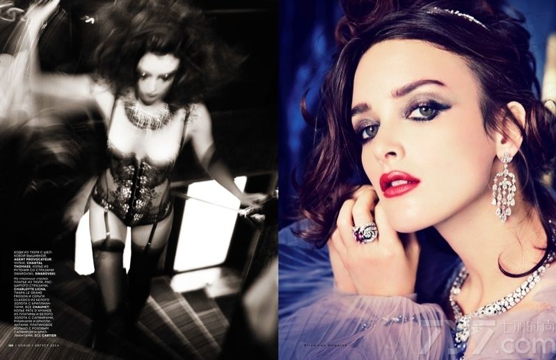 超模夏洛特·勒·邦(Charlotte Le Bon)为俄罗斯版《Vogue》杂志拍摄了一组最新时尚写真。性感火辣超模魅惑写真，完美展现S曲线身材。